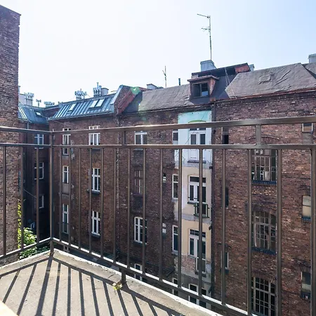 Charming In The Center Of By Renters