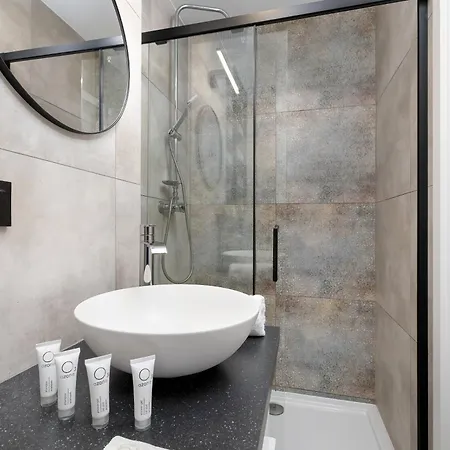 Charming In The Center Of By Renters