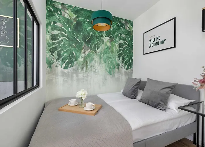 Charming In The Center Of By Renters דירה